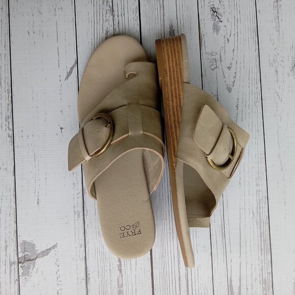 Frye and Co Quincey Toe Loop Sandals Sz 8.5 Taupe Low Wedge Buckle Strap Comfort - Picture 5 of 12